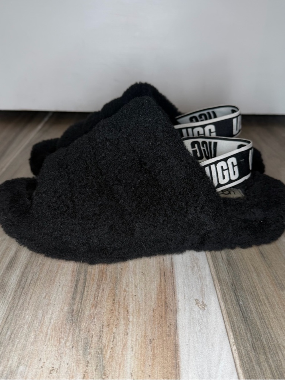 UGG Fluff Yeah Slide Slippers Black Sheepskin Elastic Strap Womens Size 8